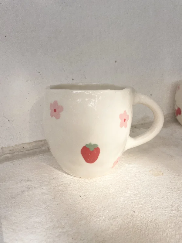 Ergonomic handle tea mug-Strawberry daisy mug